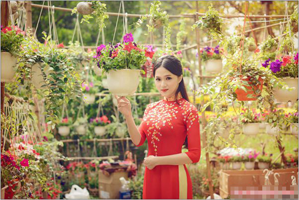 Hương Giang Idol xinh đẹp với áo dài xuân.