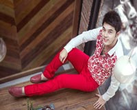 Ưng Hoàng Phúc chọn màu nổi để lấy hên cho năm mới