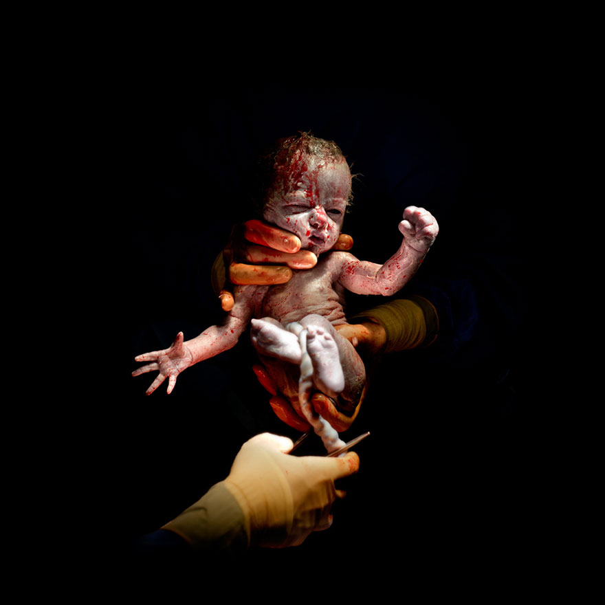 Với sự giúp đỡ của Jean-Francois Morievnal, bác sĩ tại bệnh viện nơi con trai anh chào đời, Christian Berthelot tham gia các huấn luyện cần thiết để được phép chụp ảnh trong phòng hộ sinh.