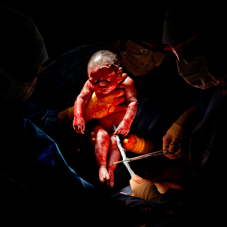 Sau 6 tháng huấn luyện, Christian Berthelot bắt đầu tìm kiếm những bà bầu cho phép chụp hình khoảng khắc đầu đời của con họ.