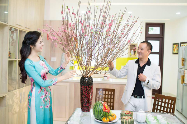 Cô xuất hiện với áo dài bên cành đào, bánh chưng... ngày Tết.