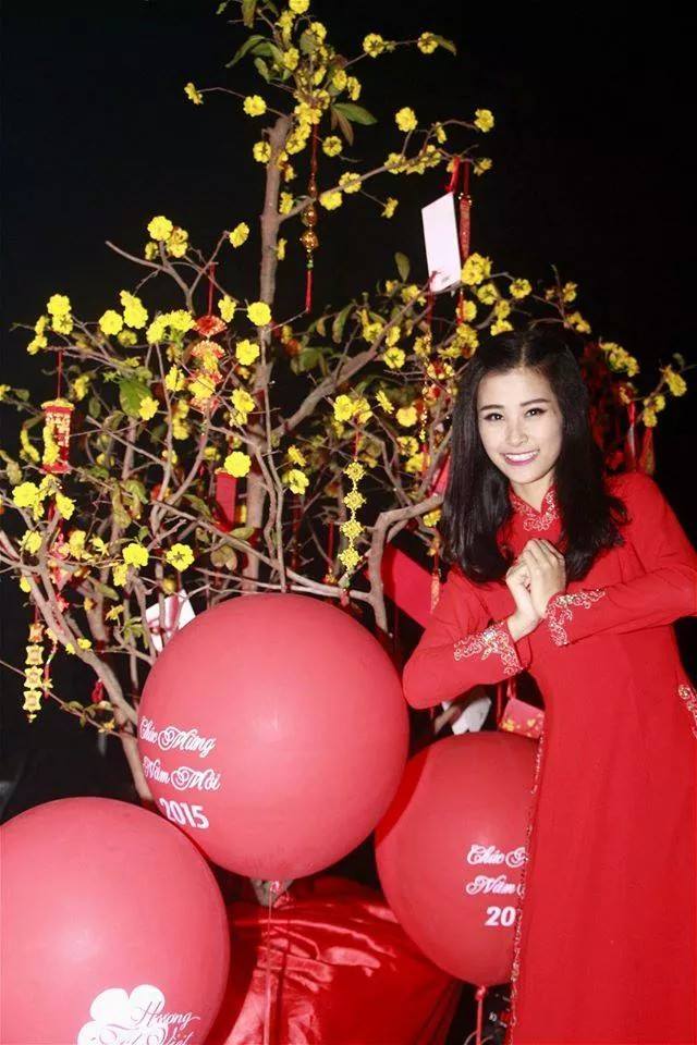 Đông Nhi diện áo dài đỏ cho đầu năm gặp nhiều may mắn.