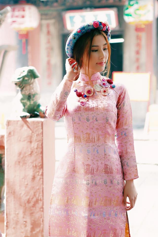 Diễm My đã thực hiện bộ ảnh áo dài, trong ngày đầu năm khi đi lễ chùa.