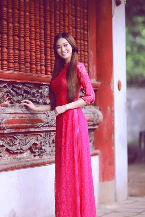 Khánh My dịu dàng khi mặc áo dài thướt tha lên chùa ngày Tết.