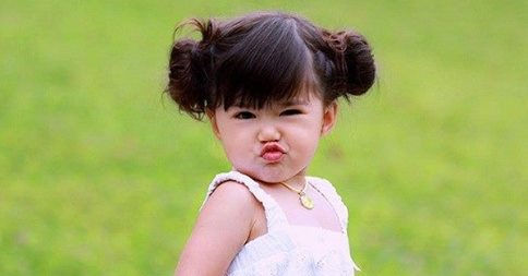 Tóc búi hai bên dễ thương như cô bé này.