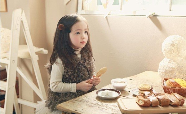 Tóc buông thả tự nhiên chị em chỉ cần điểm thêm một chiếc kẹp nhỏ.