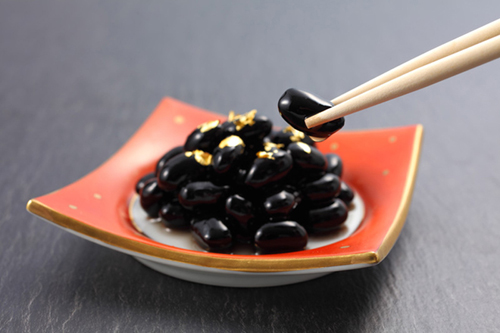 Kuromame: Đậu đen ninh vị ngọt thay cho lời cầu chúc sức khỏe tốt và làm việc, học hành siêng năng trong năm mới. Từ Mame (Đậu) trong tiếng Nhật đồng âm với từ 'chăm chỉ' và 'sức khỏe'.