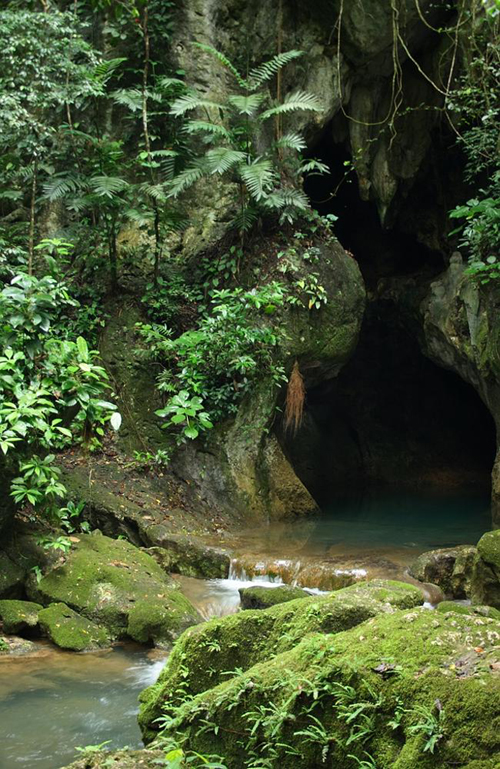 Hang Actun Tunichil Muknal (hay còn gọi là ATM) được phát hiện năm 1989, là điểm đến của những người ưa mạo hiểm.