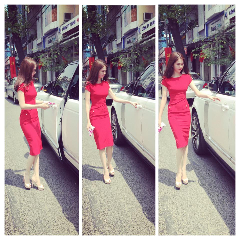 Cô chọn màu đỏ cho ngày mồng một Tết để xuất hành đi chơi.