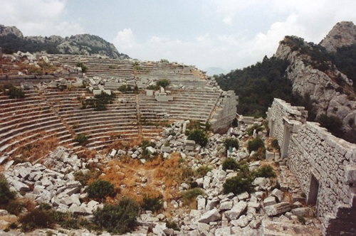 Thành phố cổ Termessos tọa lạc trên ngọn núi cao 1.000 m, gần bờ biển phía nam Thổ Nhĩ Kỳ. Vào thời kỳ hoàng kim, Termessos mang danh thành phố 'không thể xuyên thủng' nhờ vị trí đắc địa trên đỉnh núi.