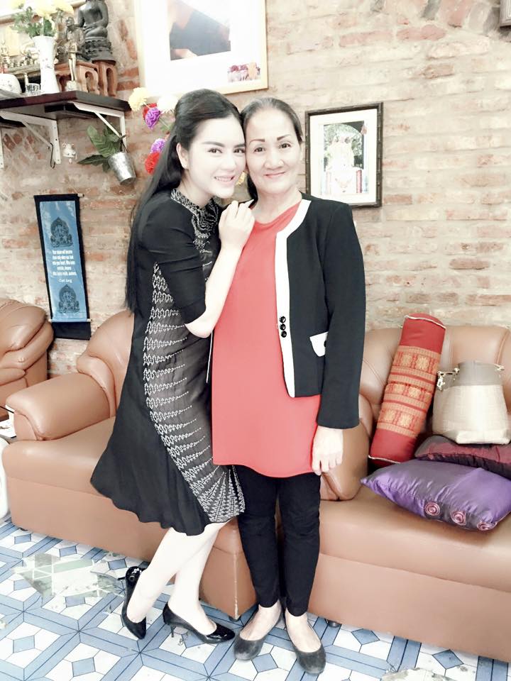 Lý Nhã Kỳ đưa mẹ đi làm đẹp đầu năm.
