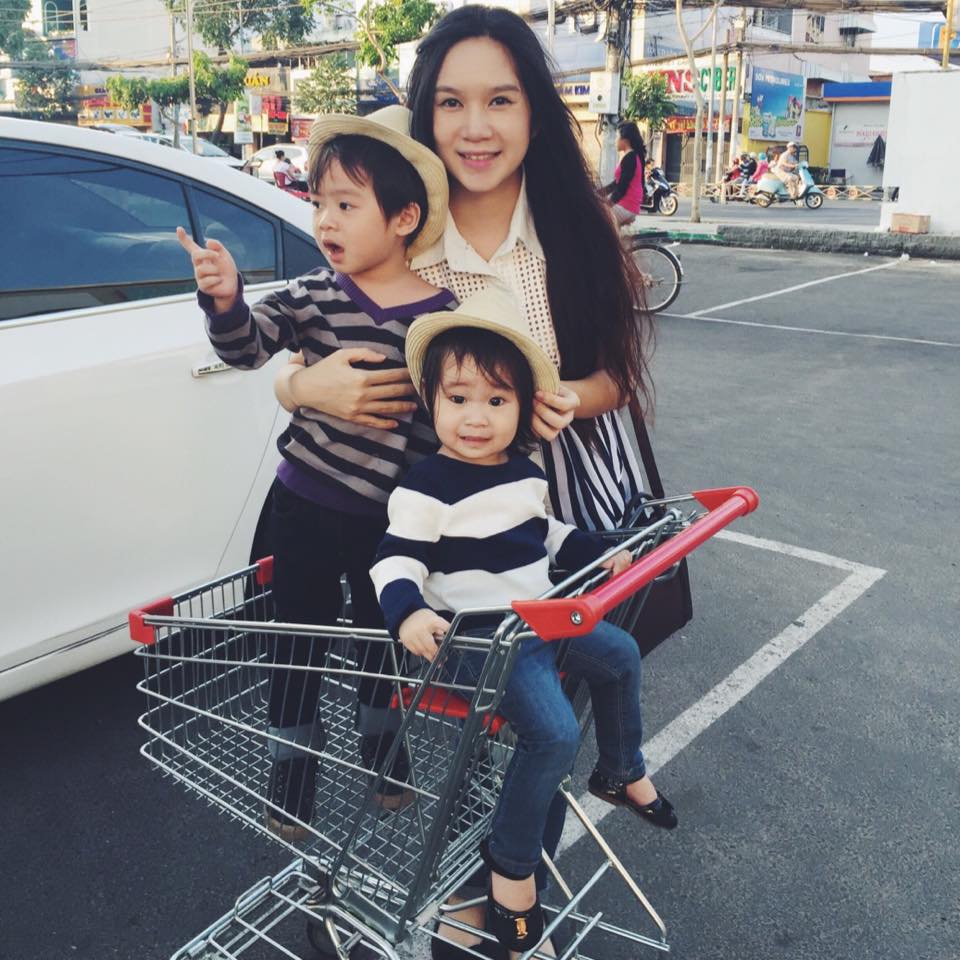 Đầu năm vợ chồng Lý Hải đưa con đi chơi.