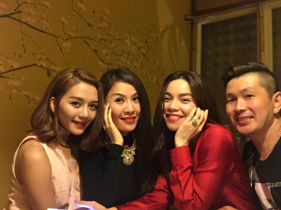Hồ Ngọc Hà cùng Quế Vân và Thiều Bảo Trang ra Hà Nội đi dự sinh nhật một người bạn:'Ăn sinh nhật tại HN..chúc bạn tìm được hạnh phúc..càng lớn càng thấy nhiều bạn nhiều niềm vui'.