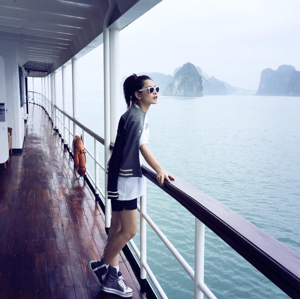 Chi Pu vẫn đang tận hưởng kỳ nghỉ Tết: 'Hít thở chút gió biển Hạ Long. Đã quá!!! Vậy là Tết này mãn nguyện'.