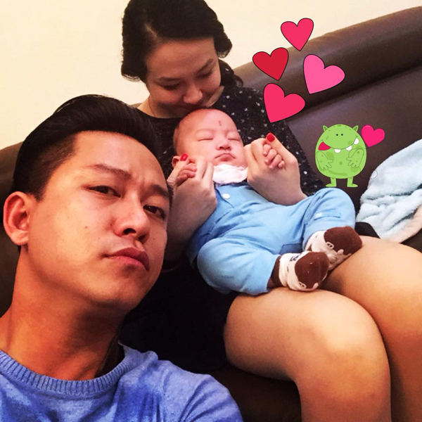Ca sĩ Tuấn Hưng dù mệt vẫn tranh thủ chụp ảnh 'tự sướng' với vợ con khi trở lại Hà Nội sau chuyến về Nam Định chơi Tết.