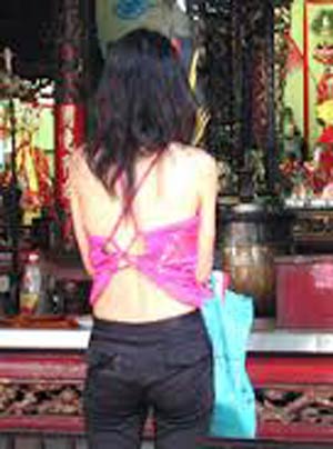 Hình ảnh hở hang của một cô gái khiến cư dân mạng dậy sóng.