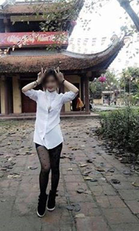 Chân dài mặc mát mẻ 'tự sướng' trong chùa.