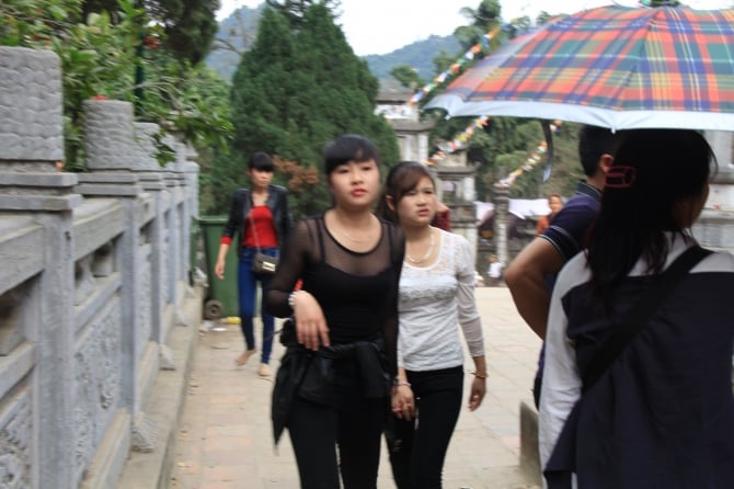 Những chiếc áo mỏng tang cũng được diện lên chùa.