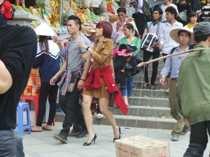 Những hình ảnh này khiến nhiều người 'nhức mắt', cho rằng đó là những hình ảnh phản cảm khi đi lễ chùa.