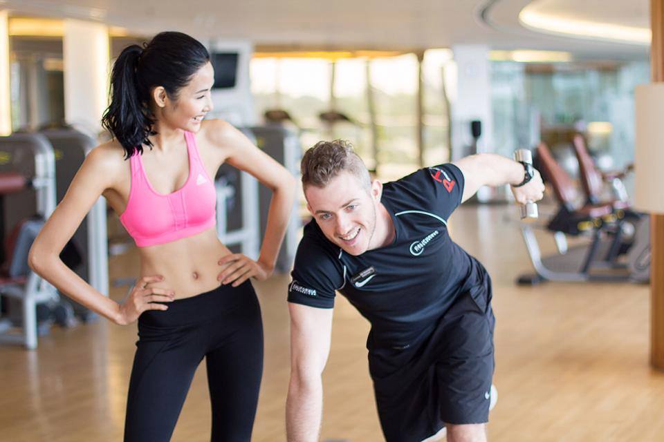 Hoàng Thùy chăm chỉ tạp gym để lấy lại vòng eo 58 cm.