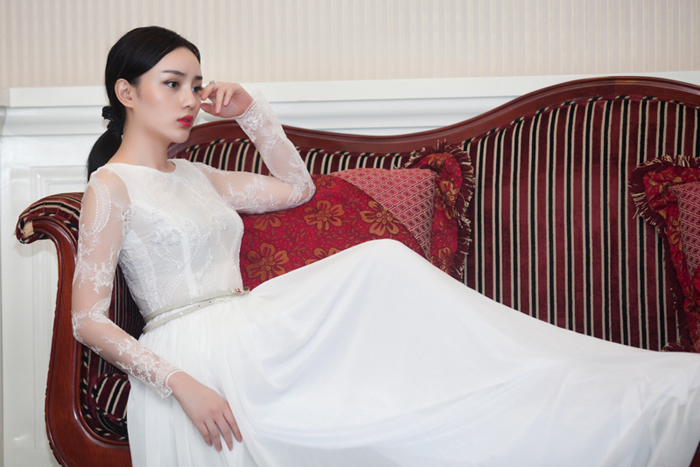 Hiện tại cô đang học tại nước ngoài.