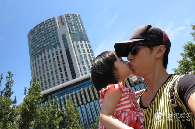 Hai bố con thường xuyên dành cho nhau những nụ hôn ngọt ngào.