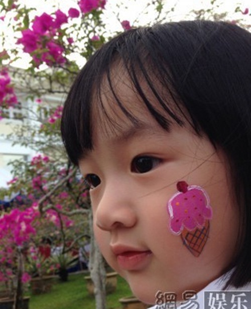 Bé Nei Nei càng lớn càng giống bố.