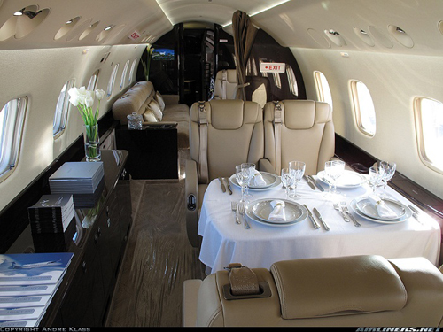Legacy 600 được giới thượng lưu rất ưa chuộng. Ngôi sao võ thuật Thành Long cũng sắm cho riêng mình một chiếc như thế này.