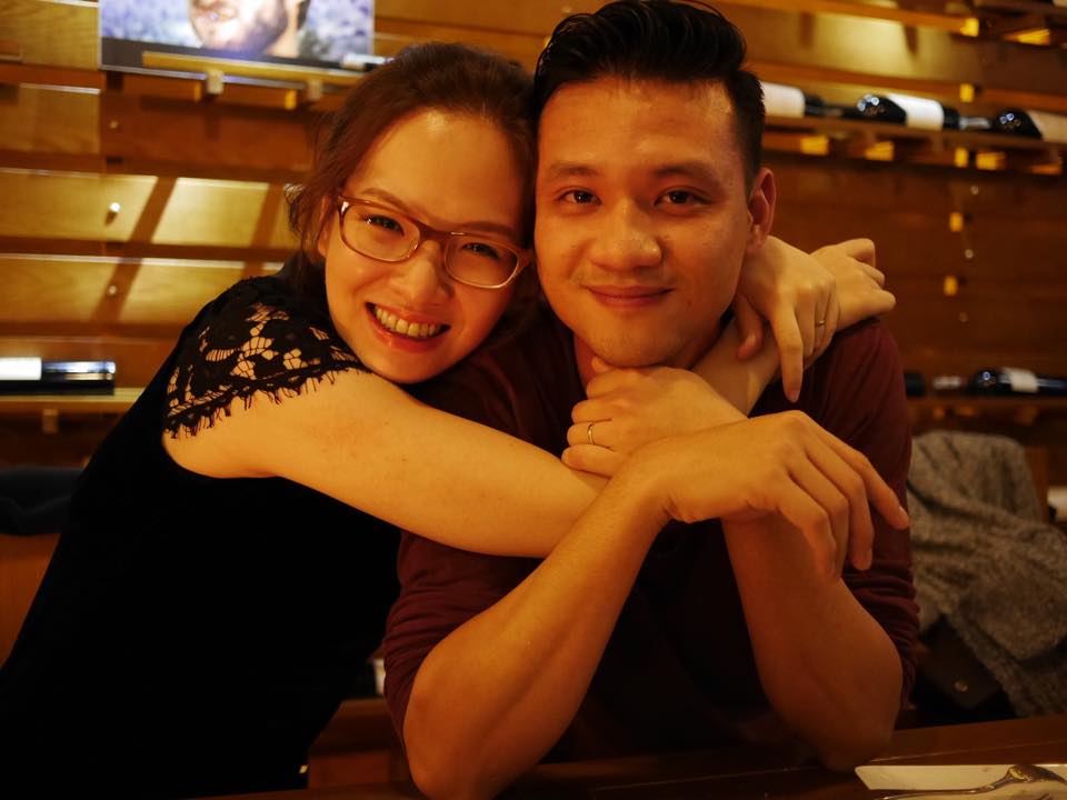 Vợ chồng Đan Lê - Khải Anh đi ăn cùng bạn thời phổ thông.