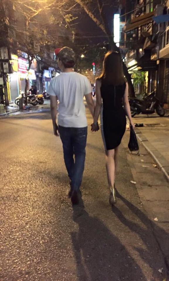Lê Hiếu và bạn gái tình tứ đi chơi.