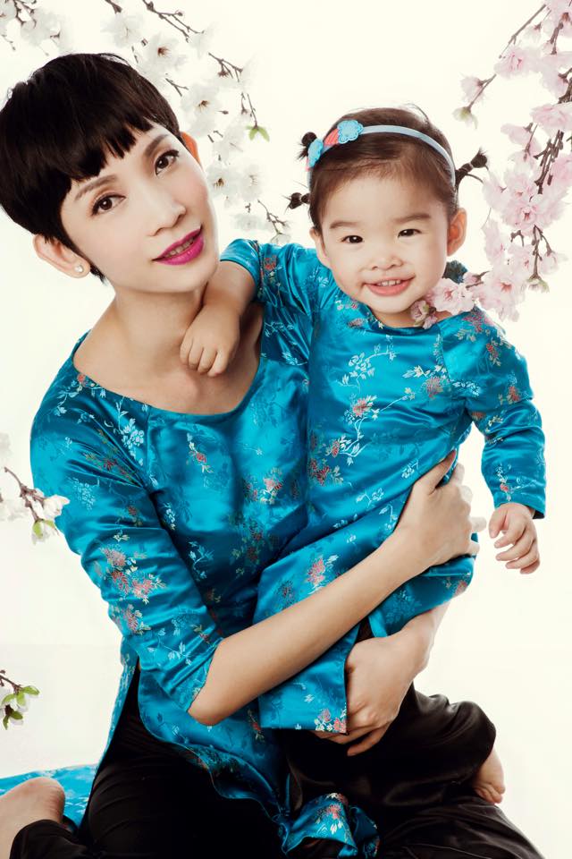 Bé Thỏ được mẹ buộc tóc hai bên trông thật ngộ nghĩnh.