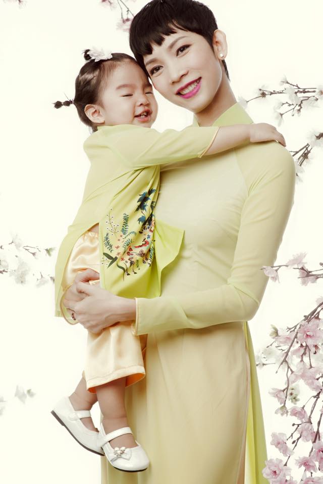 Thời gian gần đây, Xuân Lan thường xuyên cập nhật hình ảnh con gái lên trang cá nhân.