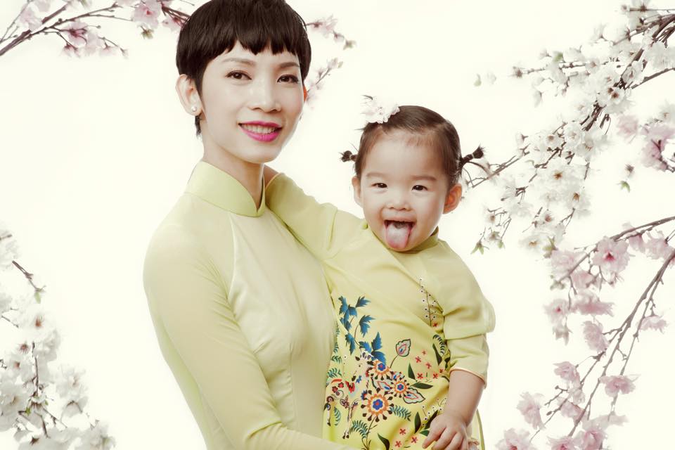 Hai mẹ con cũng hay mặc đồ đôi mỗi khi đi chơi.