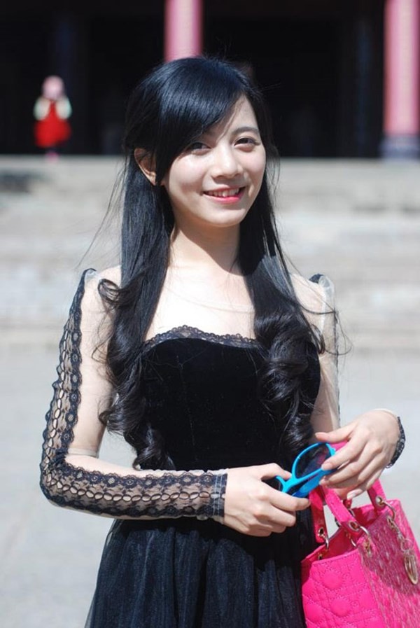 Vũ Hoàng Mỹ Linh (SN 1994, Mừng SHBET phiên bản mới 2025 khoa Răng Hàm Mặt của đại học Y dược TP.HCM), không chỉ thu hút sự chú ý của mọi người với khả năng ca hát, làm MC mà còn sở hữu bảng thành tích tốt.