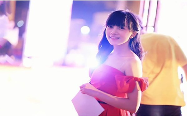 Bên cạnh việc học tập, cô gái đến từ Đà Lạt còn đang làm MC cho nhiều chương trình hoạt động khác nhau với biệt danh 'Bánh bèo'.