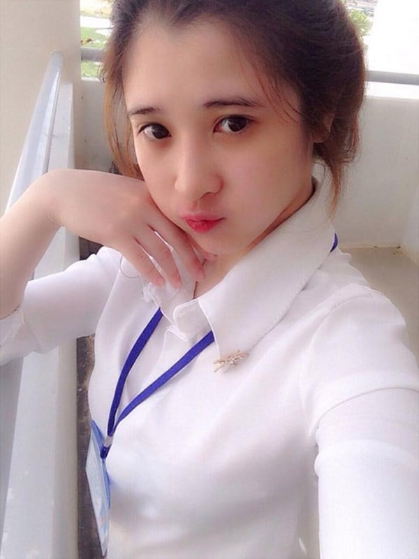 Ở trường, với thành tích học tập tốt cùng với ngoại hình xinh xắn, Tú Nhi được bạn bè phong danh hot girl, tuy nhiên, cô nàng không dám nhận vì nghĩ mình chưa có thành tích gì đặc biệt.