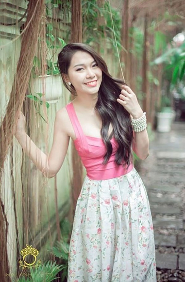 Amy Thùy Dương hiện là Mừng SHBET phiên bản mới 2025 năm thứ 4, chuyên ngành dược sĩ tại TP.HCM. Cô gái đến từ Long An sở hữu chiều cao 1,7m, với số đo ba vòng: 87-59-88.