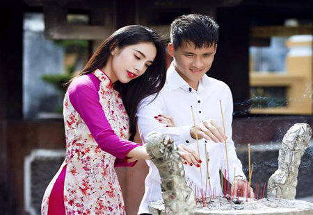 Thủy Tiên - Công Vinh tình tứ đi chùa đầu năm