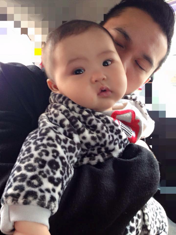 Anh thường xuyên dành thời gian đưa con trai đi chơi.