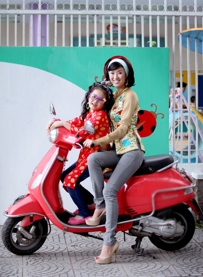 Hai mẹ con tạo dáng đáng yêu khi chụp ảnh.