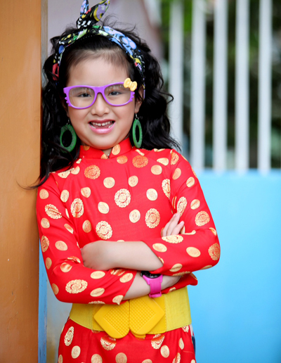 Vẻ đáng yêu của cô bé khiến nhiều người thích thú.