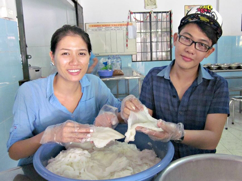 Cựu người mẫu tự tay vào bếp chuẩn bị đồ ăn từ thiện.