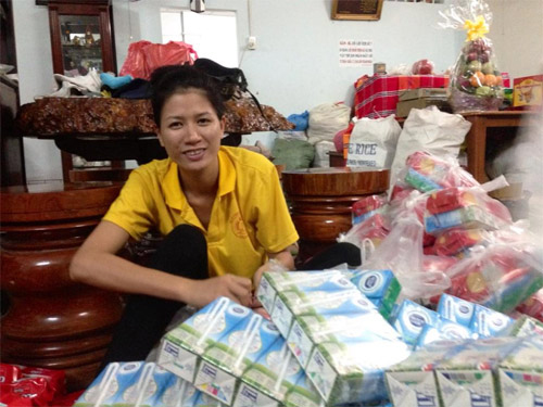 Hình ảnh giản dị, gần gũi quen thuộc của cô trong mỗi lần từ thiện.
