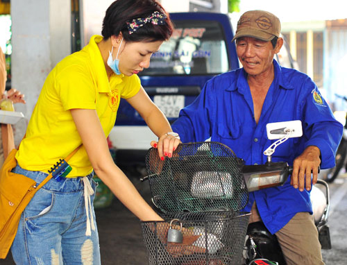 Trang Trần phát cơm miễn phí cho những người lao động nghèo, vô gia cư...