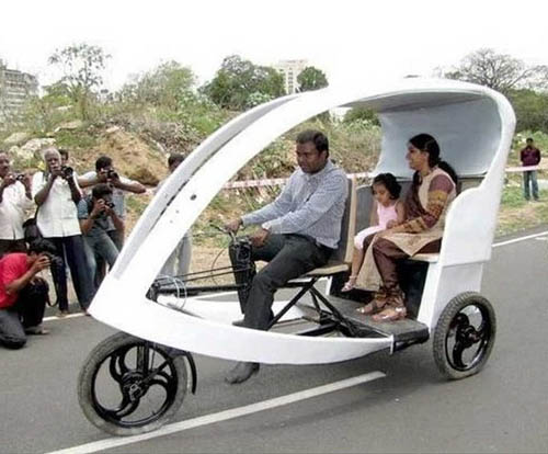 Ô tô con 3 bánh chở cả nhà đi lại trên phố trước sự ngỡ ngàng của nhiều người.