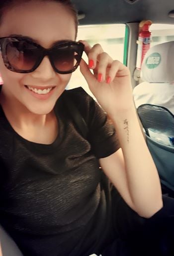 Siêu mẫu Hoàng Yến tươi tắn và nhẹ nhàng khác hẳn với phong cách 'ma nữ' trên sàn diễn thời trang.