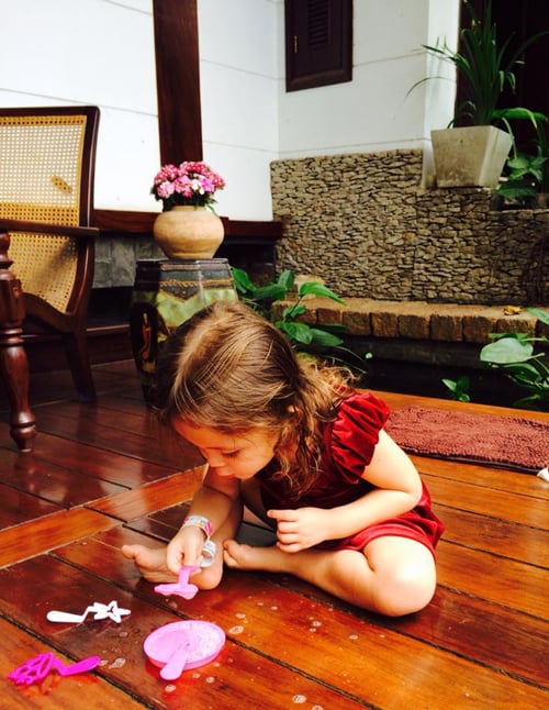Nàng công chúa Tép say sưa với trò chơi.