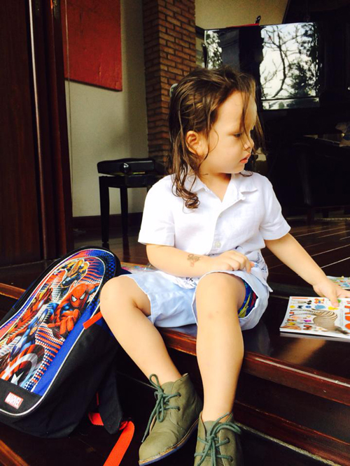Trong khi em gái mải thổi bong bóng thì bé Tôm chỉ chú tâm vào những cuốn sách.