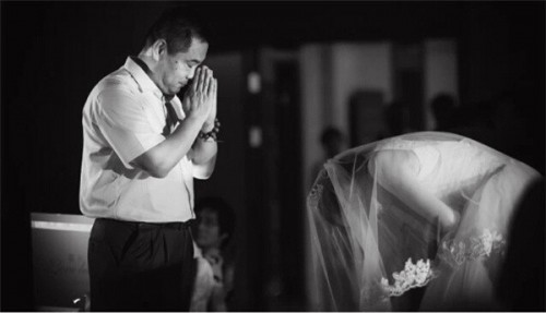Đẫm nước mắt với lời cha dạy con gái cách chọn chồng
