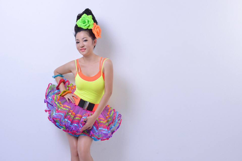 Thuý Nga xì tin bên con gái, diện đồ cưa sừng làm nghé